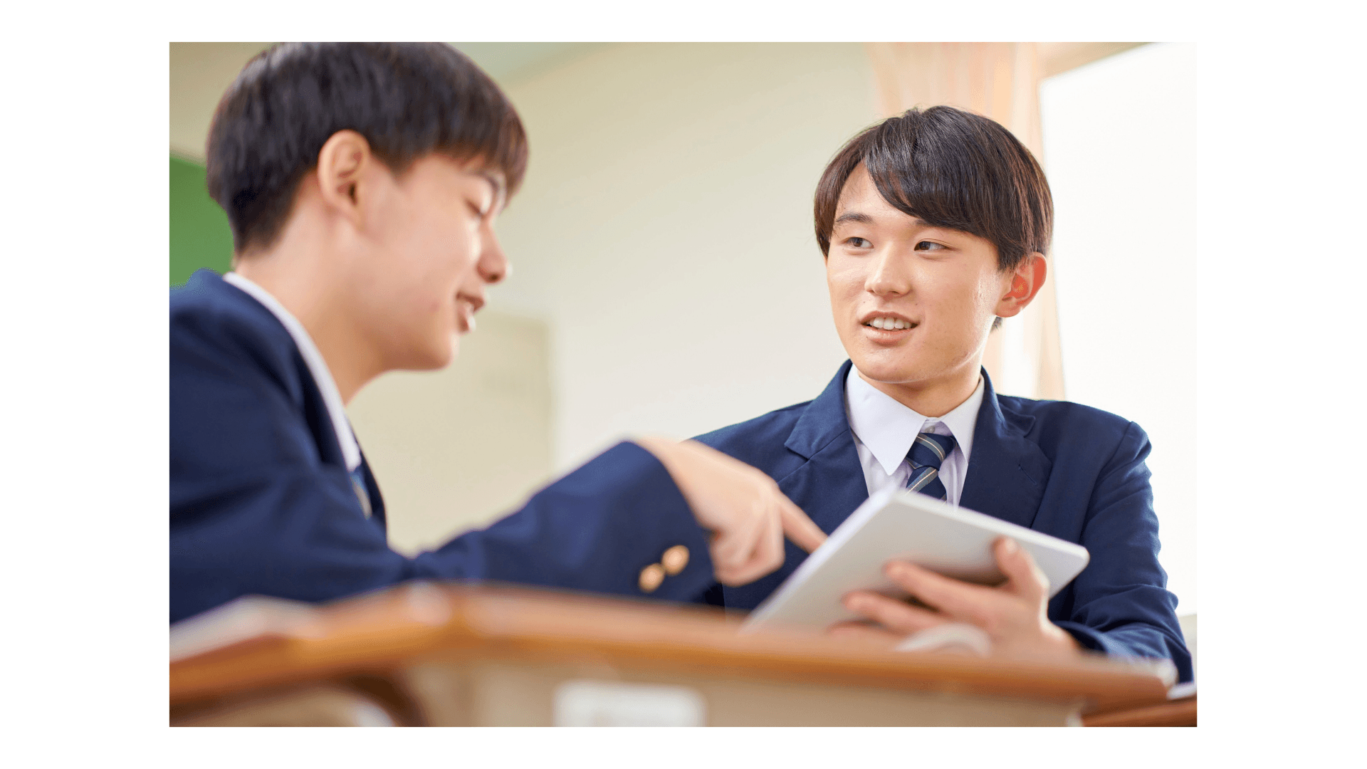 高校生が話し合いながら経験を整理する様子
