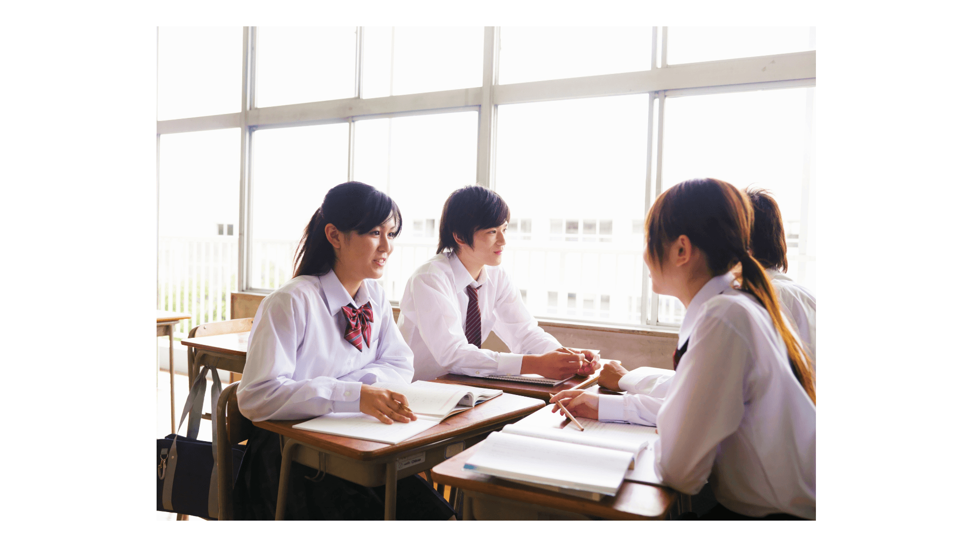 高校生活の中で友人と話し合う受験生